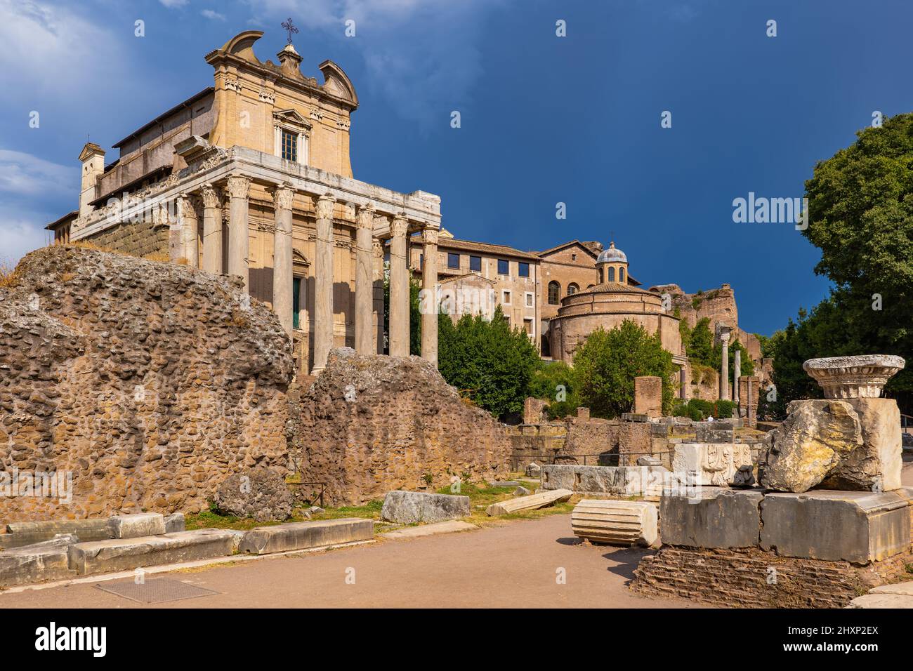 Antico Foro Romano nella città di Roma in Italia. Tempio di Antonino e Faustina e Chiesa di San Lorenzo a Miranda sulla sinistra. Foto Stock
