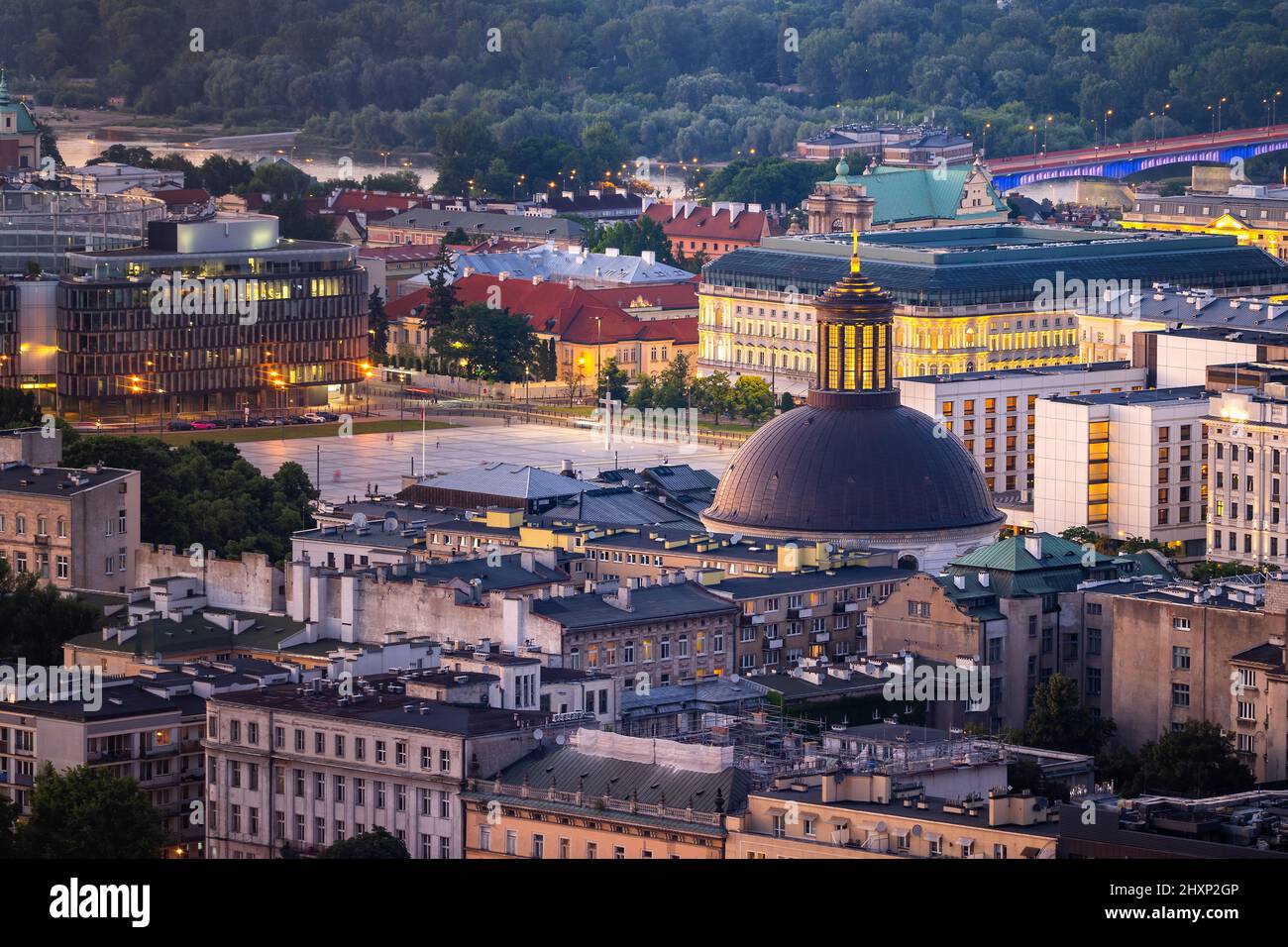 Centro della città di Varsavia al tramonto, capitale della Polonia. Paesaggio urbano con Piazza Pilsudski e cupola della Chiesa della Santissima Trinità. Foto Stock