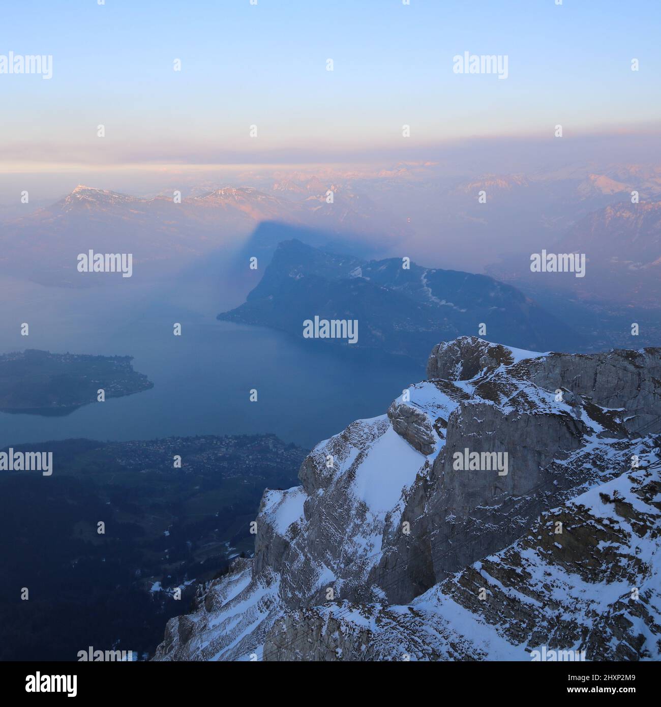 Vista dal Monte Pilatus verso Horw. Buergenstock gettando un'ombra sul monte Rigi. Foto Stock