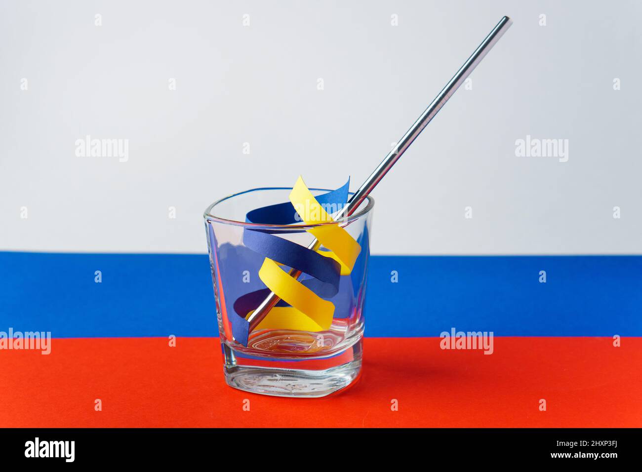 Nastri blu e giallo come simbolo dell'Ucraina in vetro sulla bandiera russa. La Russia vuole bere l'Ucraina Foto Stock