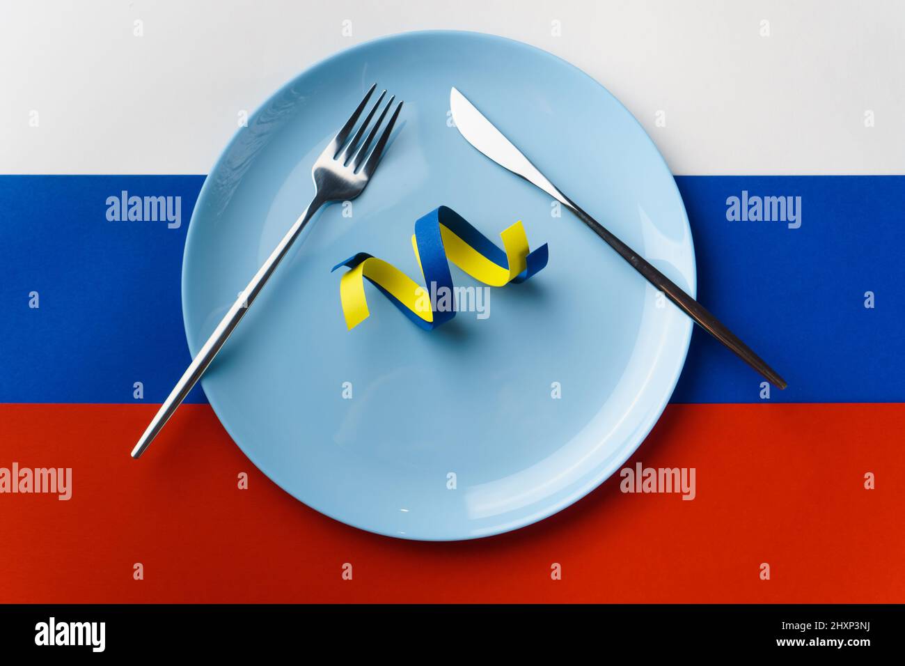 Nastri blu e giallo come simbolo dell'Ucraina sulla bandiera russa. La Russia vuole mangiare l'Ucraina Foto Stock