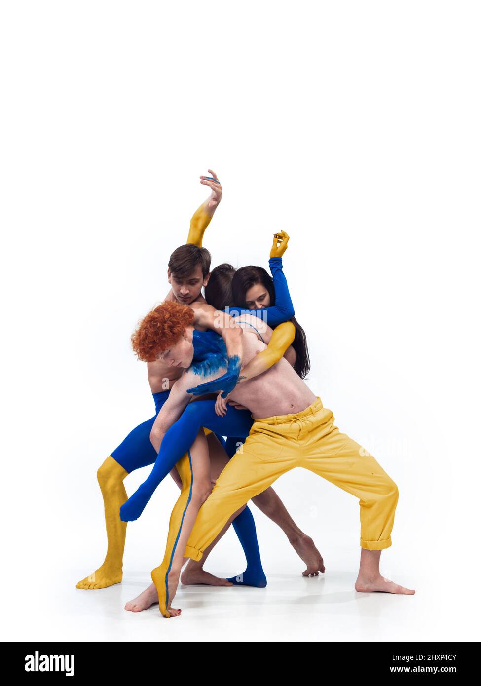 Il gruppo di ballerini moderni. Balletto d'arte contemporanea. Giovani uomini donne dipinte in blu e giallo di bandiera Ucraina Foto Stock
