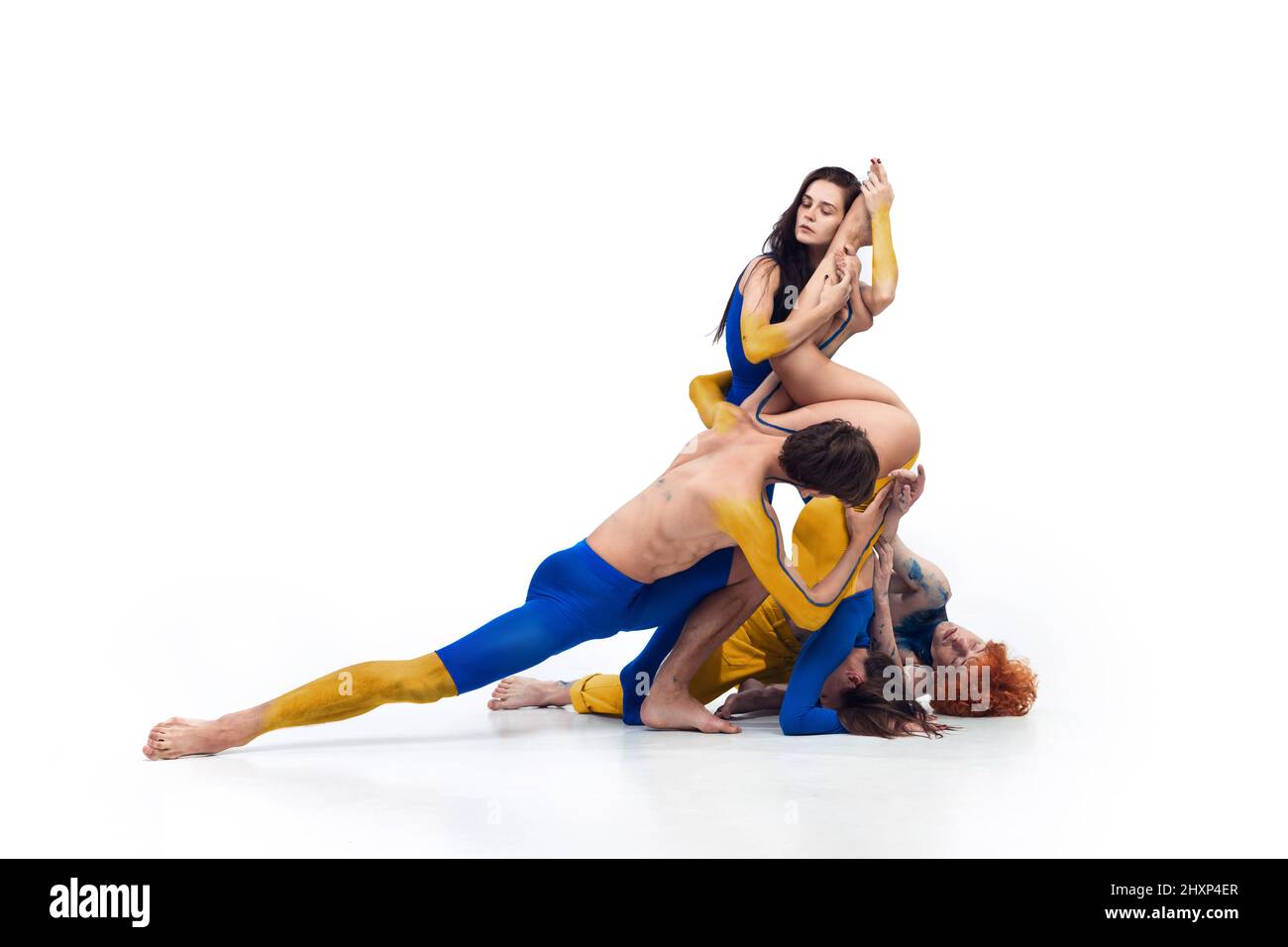 Emozioni nei movimenti. Il gruppo di ballerini moderni. Balletto d'arte contemporanea. Giovani uomini donne dipinte in blu e giallo di ucraino Foto Stock