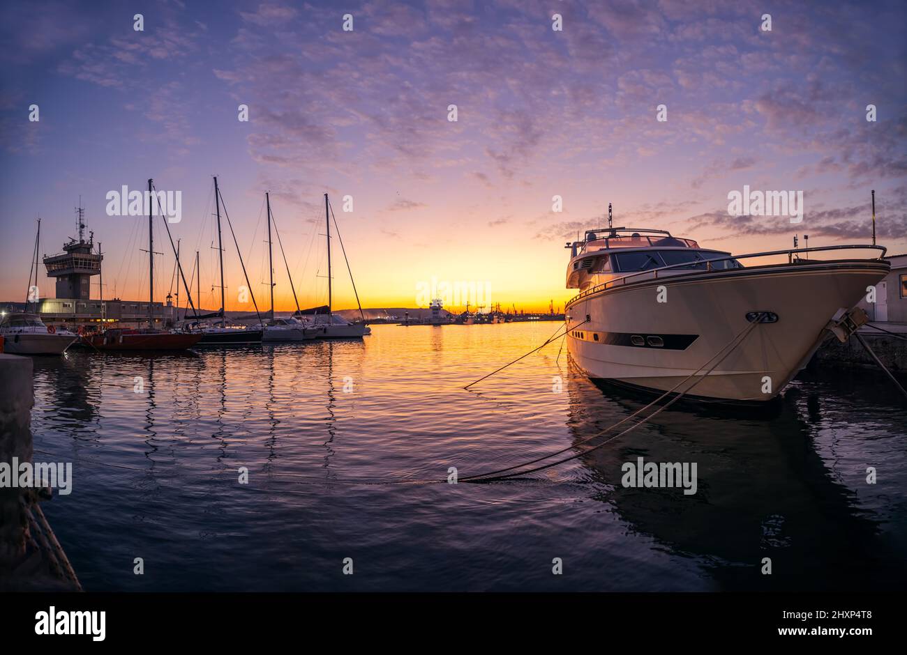 Porto degli Yacht e il bellissimo tramonto su Varna, Bulgaria. Barca a vela porto, molte belle ormeggiate barche a vela in mare. Foto Stock
