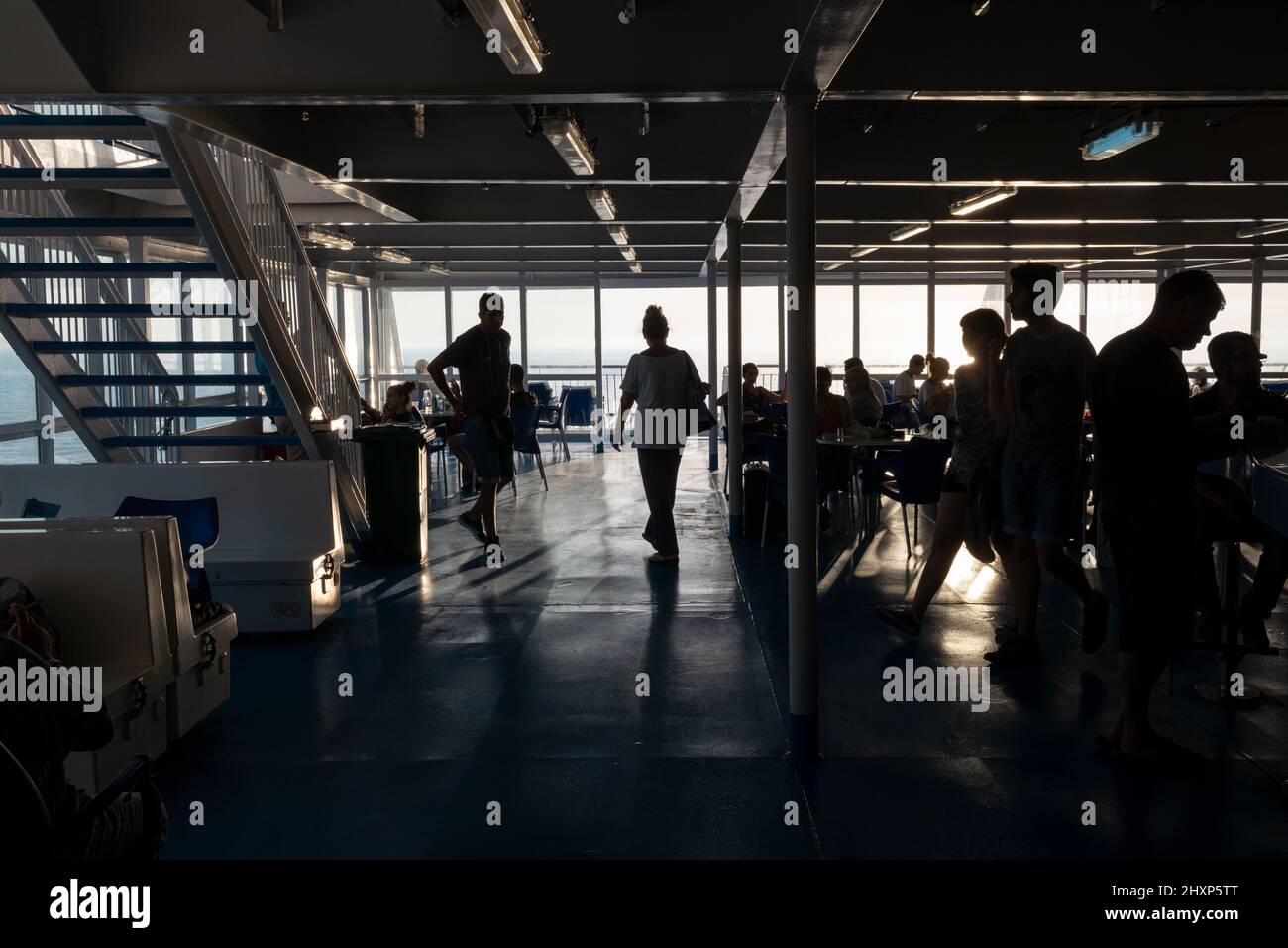 passeggeri in traghetto in controluce Foto Stock