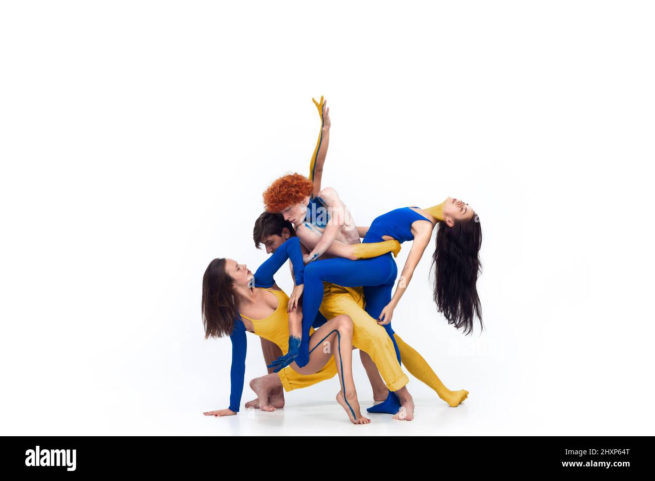 Il gruppo di ballerini moderni. Balletto d'arte contemporanea. Giovani uomini donne dipinte in blu e giallo di bandiera Ucraina Foto Stock