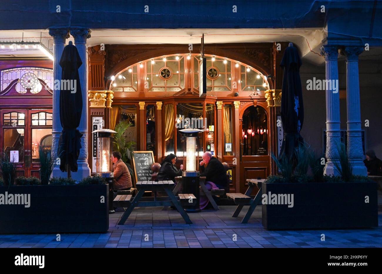 Il bar e pub Colonade accanto al Theatre Royal di Brighton di notte Foto Stock