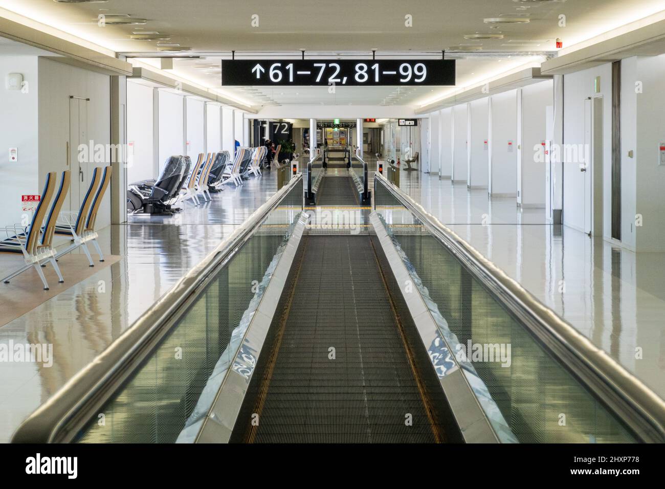 Spostamento del marciapiede verso i cancelli di partenza in aeroporto vuoto Foto Stock