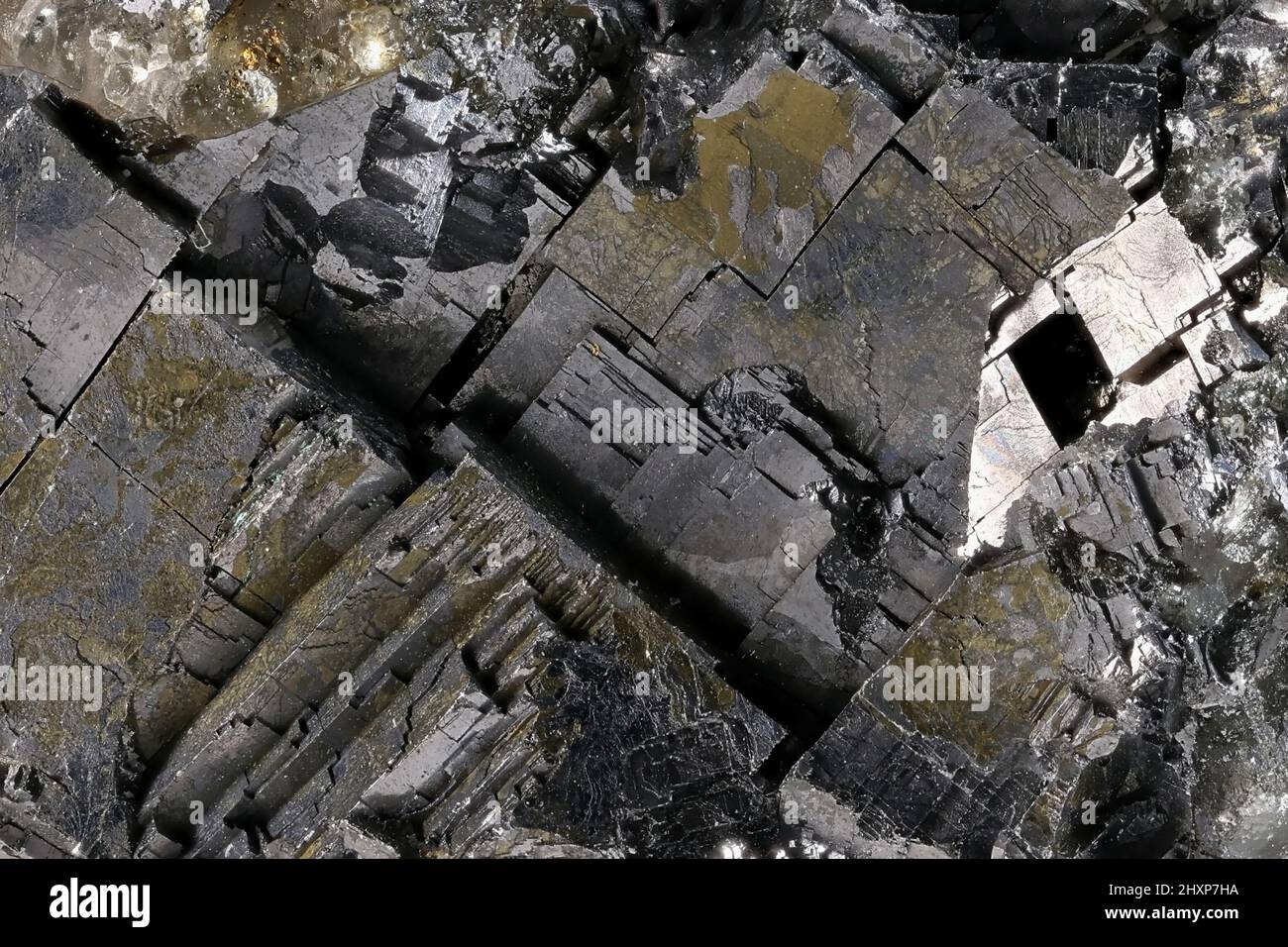 Galena minerale di piombo che mostra il sistema cubico cristallo. Galena è il più importante minerale industriale di piombo. Foto Stock