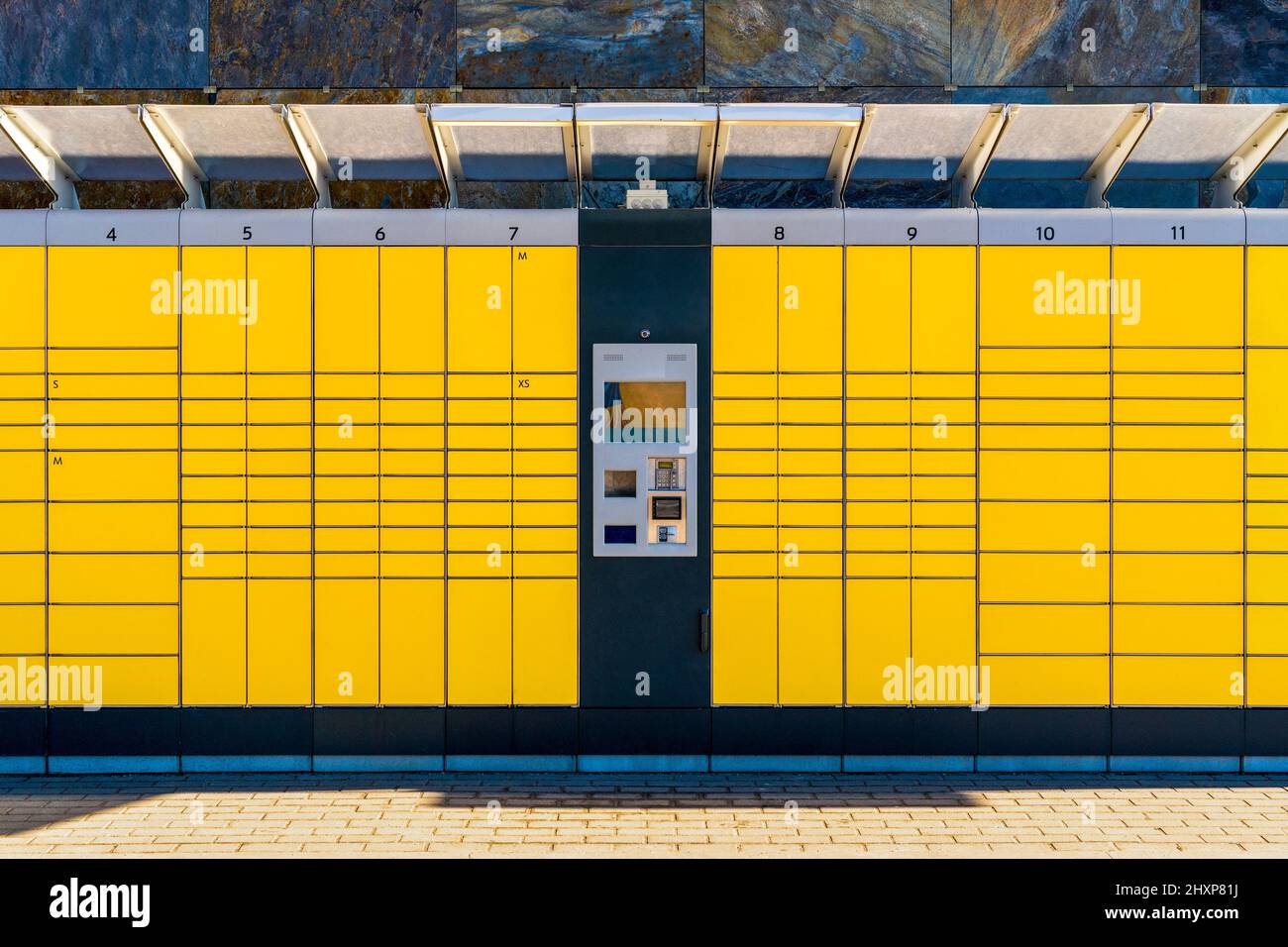 Stazione di prelievo dei pacchi gialli o stazione di imballaggio.raccoglitore cassetta di armadietto per ricevere pacchi senza contatto e anche inviare affrancatura. Foto Stock
