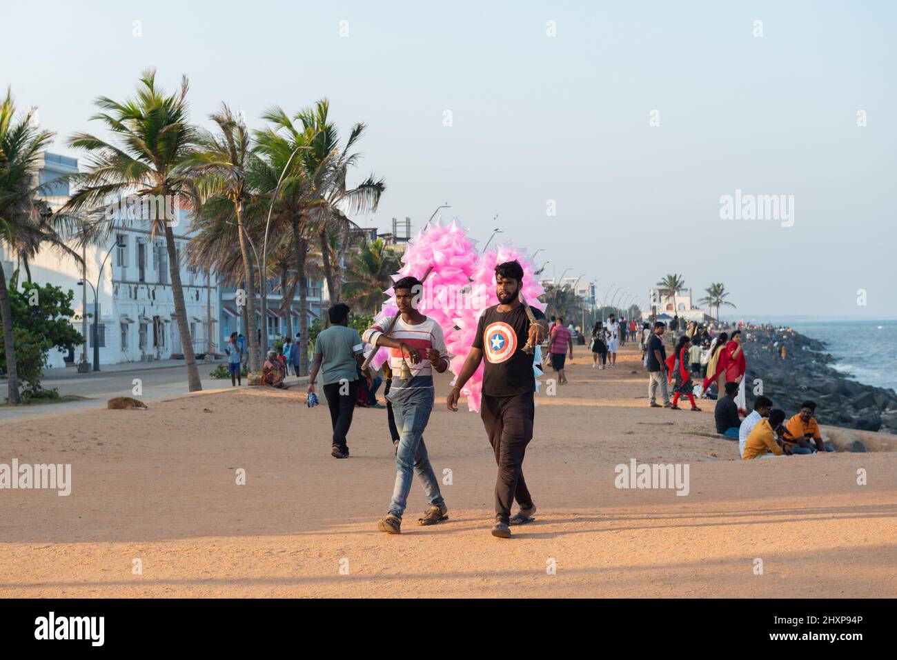 Pondicherry, India - 12 marzo 2022: Vendita di caramelle di cotone sul lungomare. Foto Stock