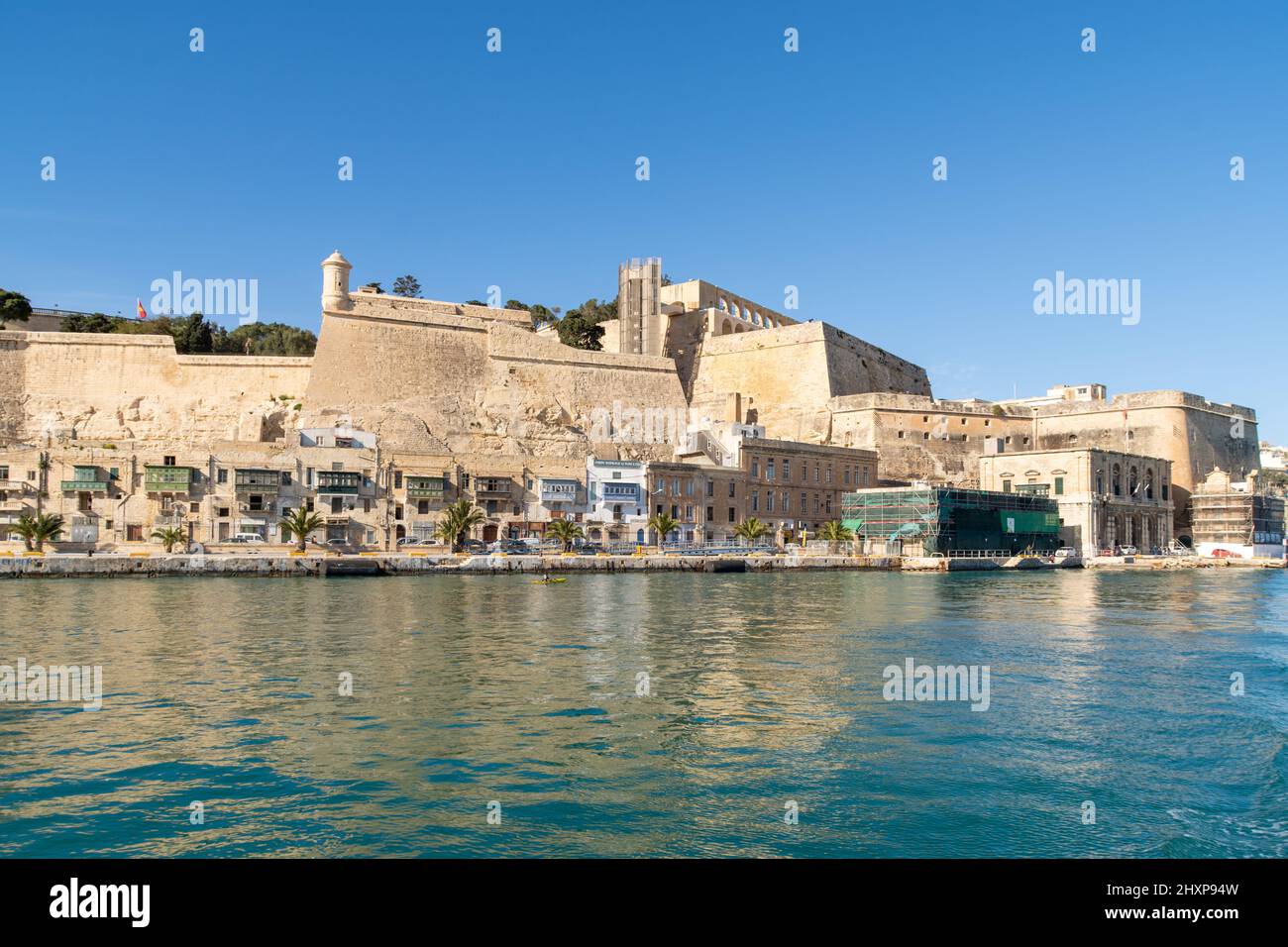 Valletta, Malta - Febbraio 17th 2022: Fortificazioni sul lato del Porto Grande della città fortificata di la Valletta. Foto Stock