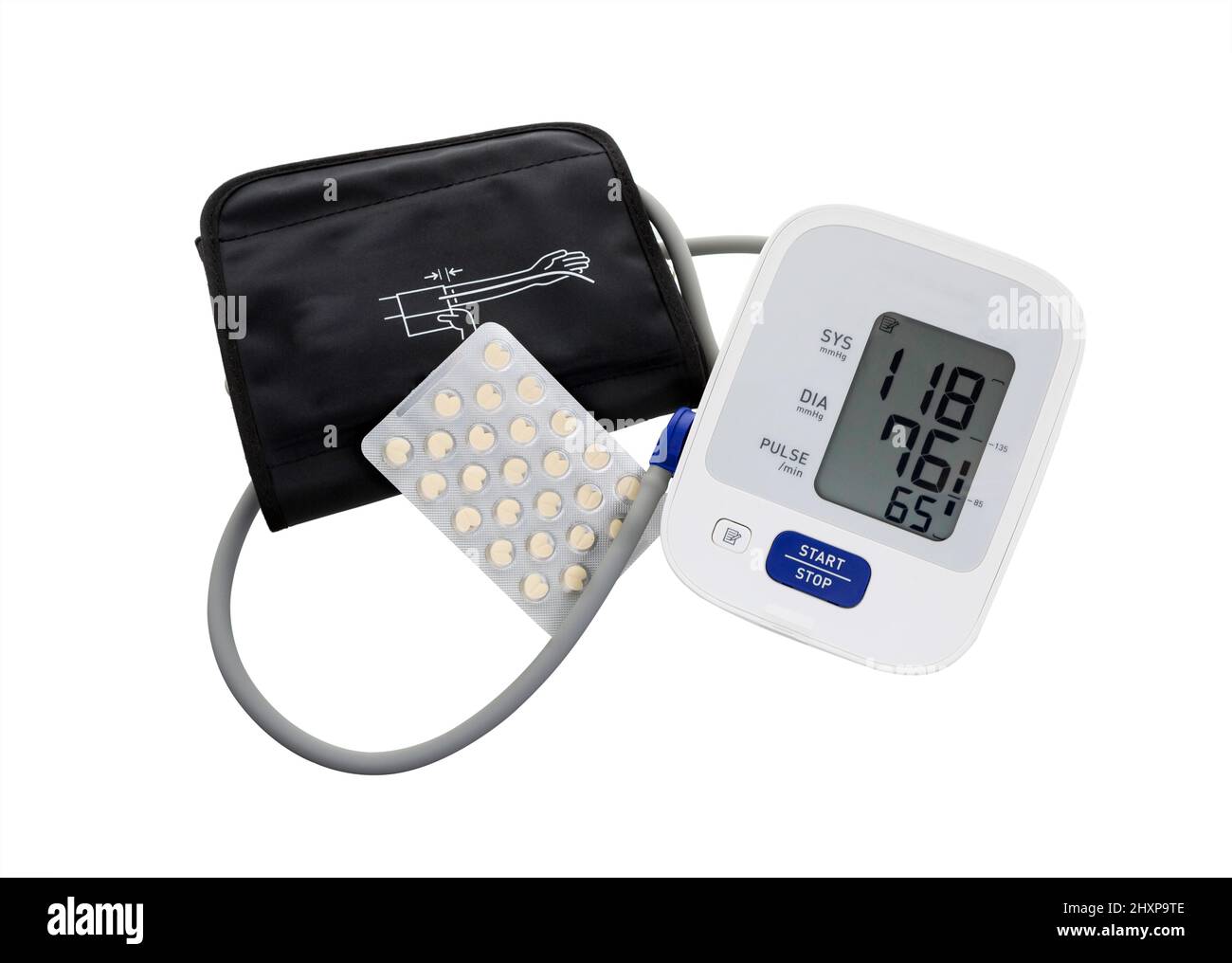 Tonometro elettronico medico su sfondo bianco. Monitor della pressione sanguigna. Dispositivo diagnostico medico, apparecchiatura di misurazione. Foto Stock