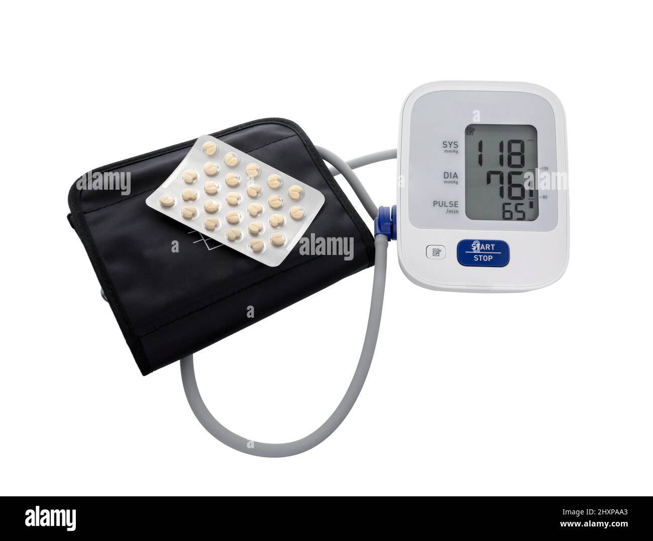 Tonometro elettronico medico su sfondo bianco. Monitor della pressione sanguigna. Dispositivo diagnostico medico, apparecchiatura di misurazione. Foto Stock
