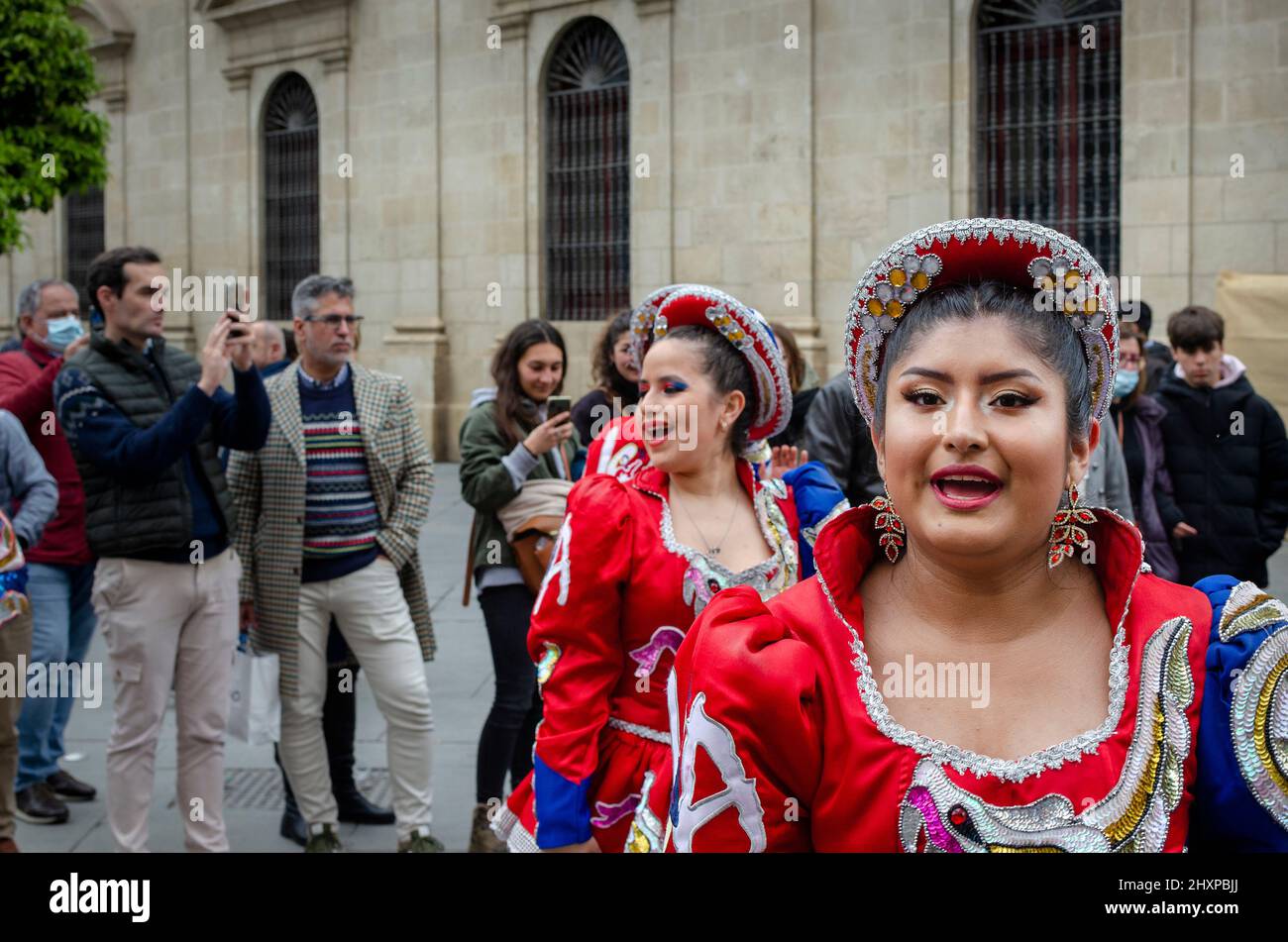 Siviglia, Spagna; 12 marzo 2022: Ballerini Caporales durante il Carnevale boliviano per le strade della città. Foto Stock