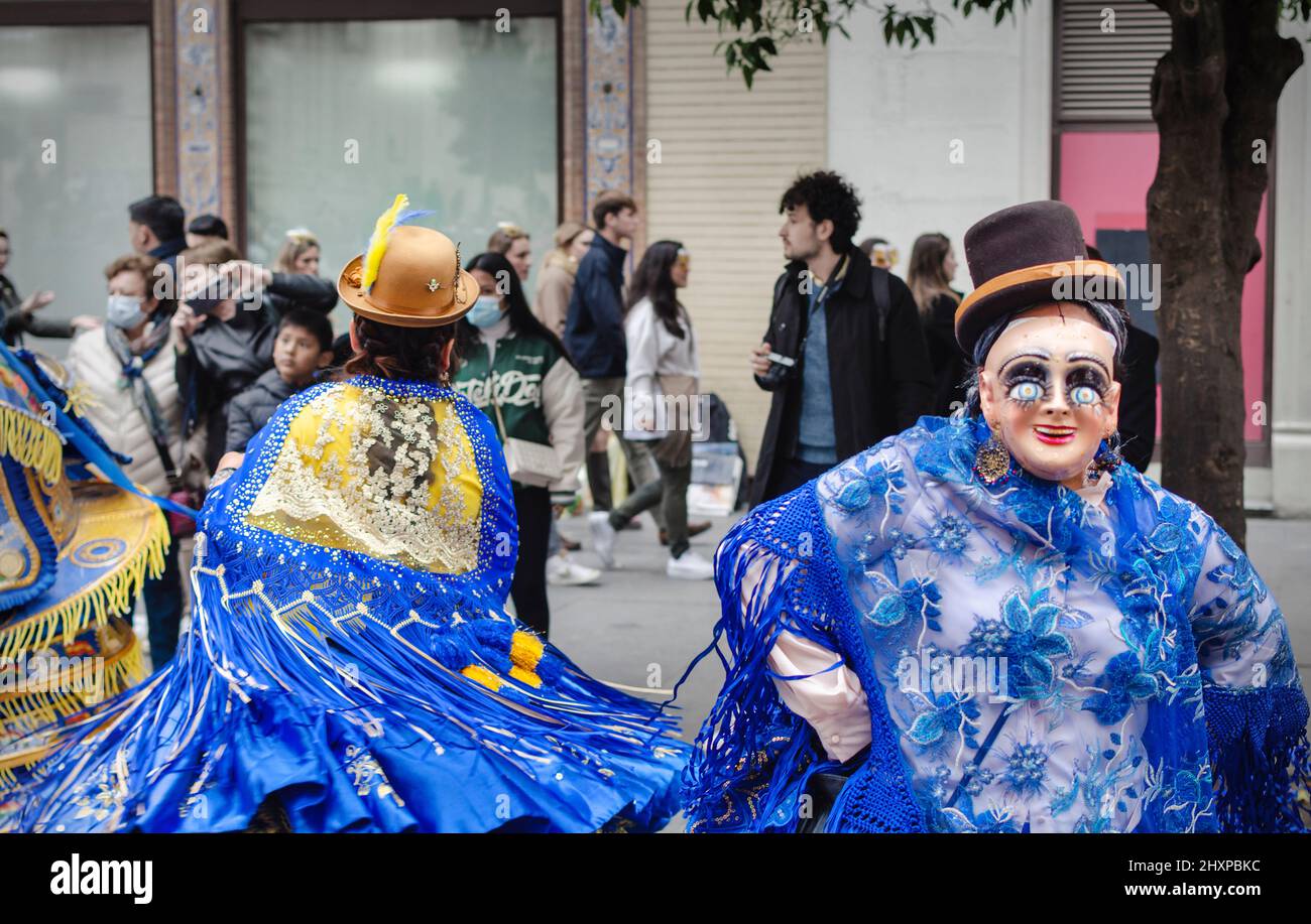 Siviglia, Spagna; 12 marzo 2022: Ballerini durante il carnevale boliviano per le strade della città. Foto Stock