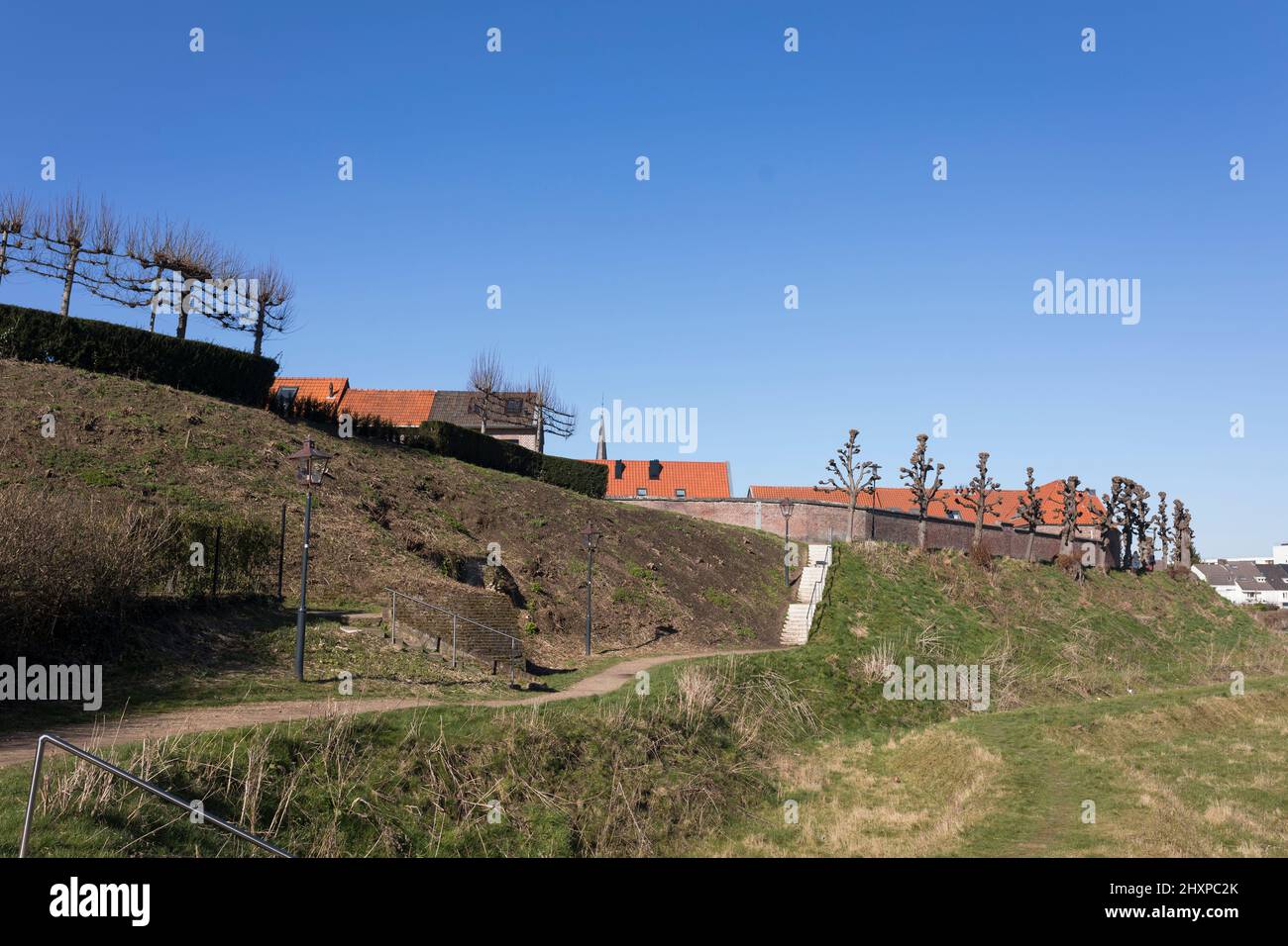 Le mura medievali della città di pietra e terra della città di Sittard nel sud dei Paesi Bassi Foto Stock