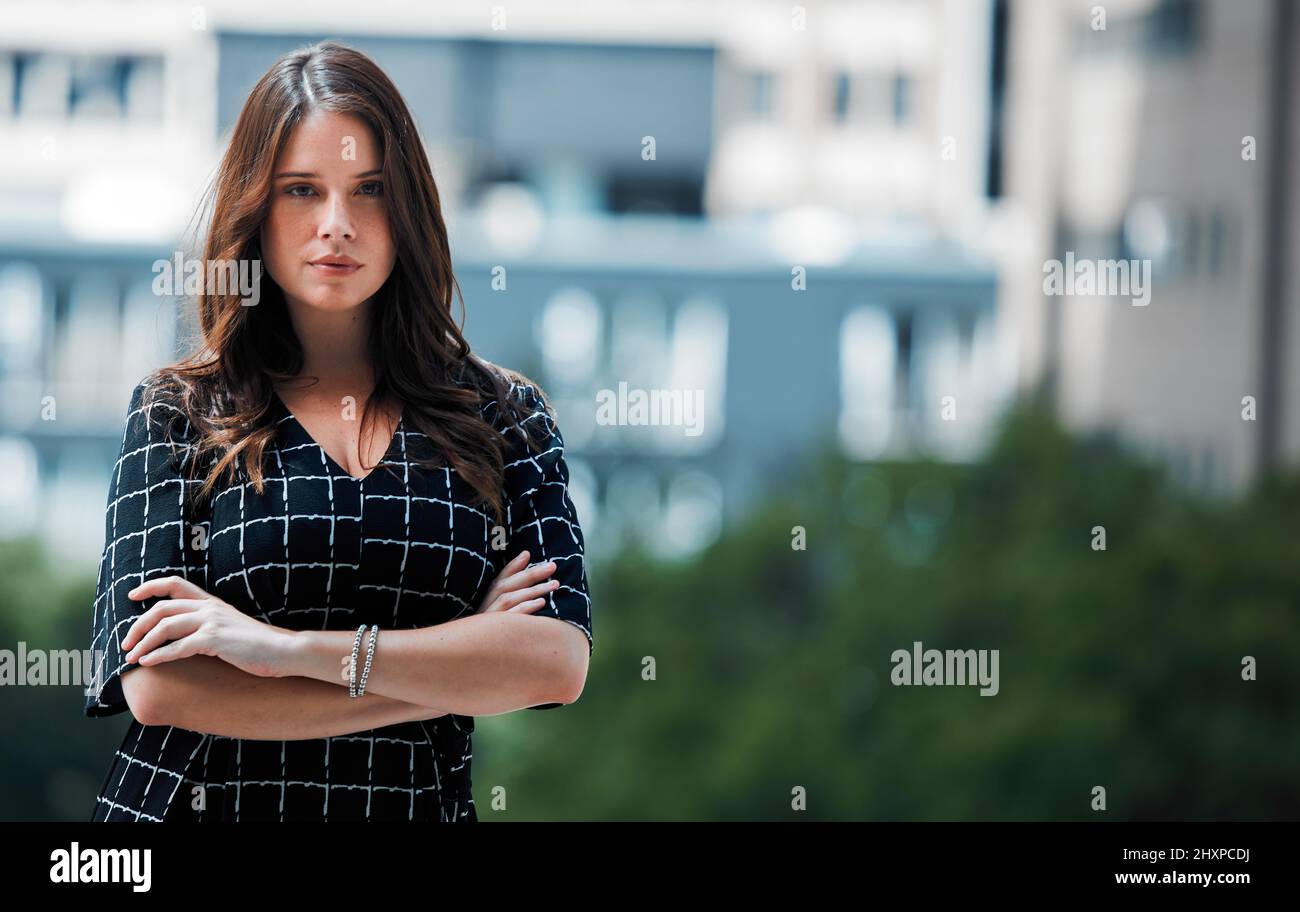 Non gioco del mio commercio. Colpo di una giovane donna d'affari che si pone su uno sfondo urbano. Foto Stock