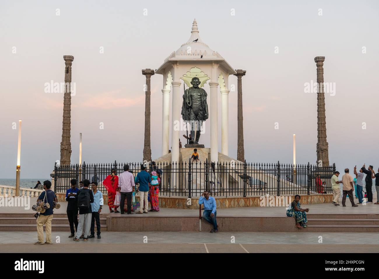 Pondicherry, India - 12 marzo 2022: Statua di Gandhi sulla passeggiata in riva al mare. Foto Stock