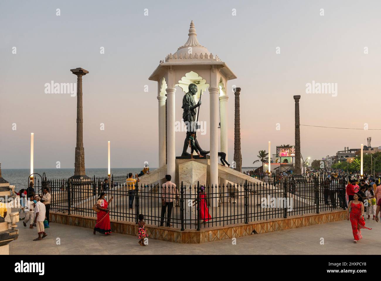 Pondicherry, India - 12 marzo 2022: Statua di Gandhi sulla passeggiata in riva al mare. Foto Stock
