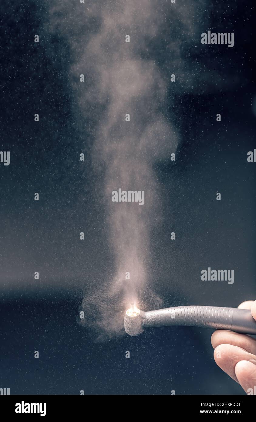 Cilindro diamantato dentale bur con manipolo e acqua nebulizzata Foto Stock