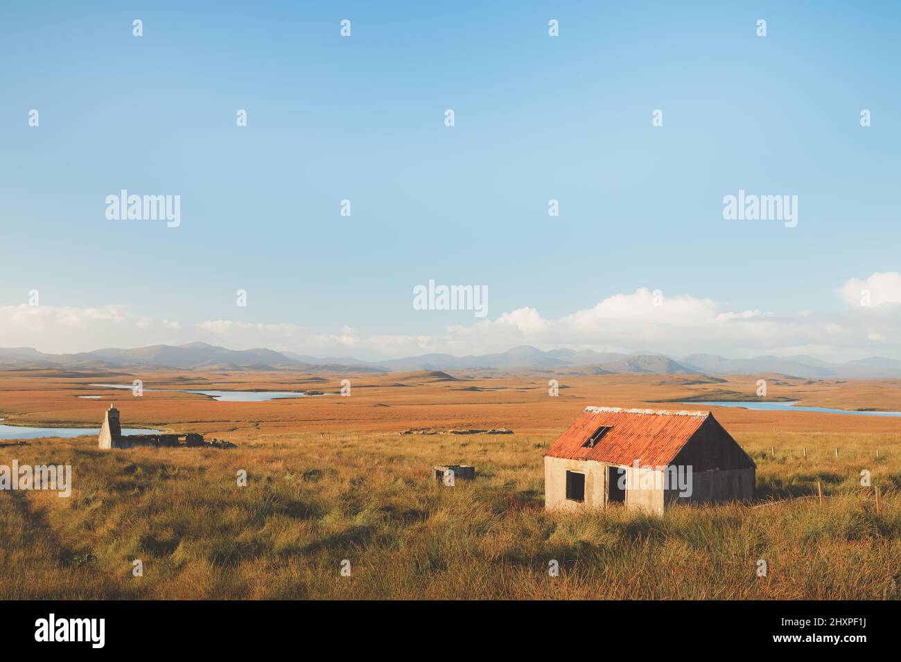 Vecchie rovine di pietra di un bothy abbandonato e cottage nel paesaggio di montagna moorland sull'isola di Lewis e Harris nelle Ebridi esterne, Scozia. Foto Stock