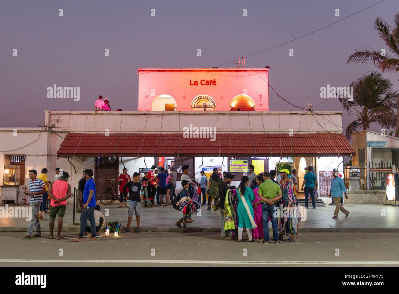 Pondicherry, India - 12 Marzo 2022: Le cafe sulla Promenade vicino al mare Foto Stock