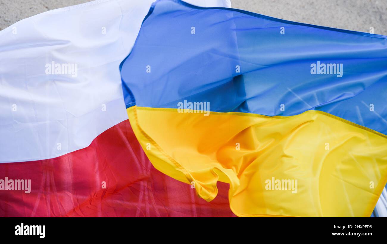 Bandiera polacca e Ucraina. Aiutare i rifugiati insieme contro la Russia nella guerra. Foto Stock