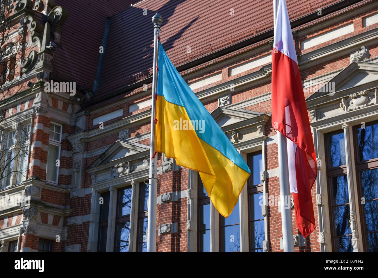 Bandiera polacca e Ucraina. Aiutare i rifugiati insieme contro la Russia nella guerra. Foto Stock