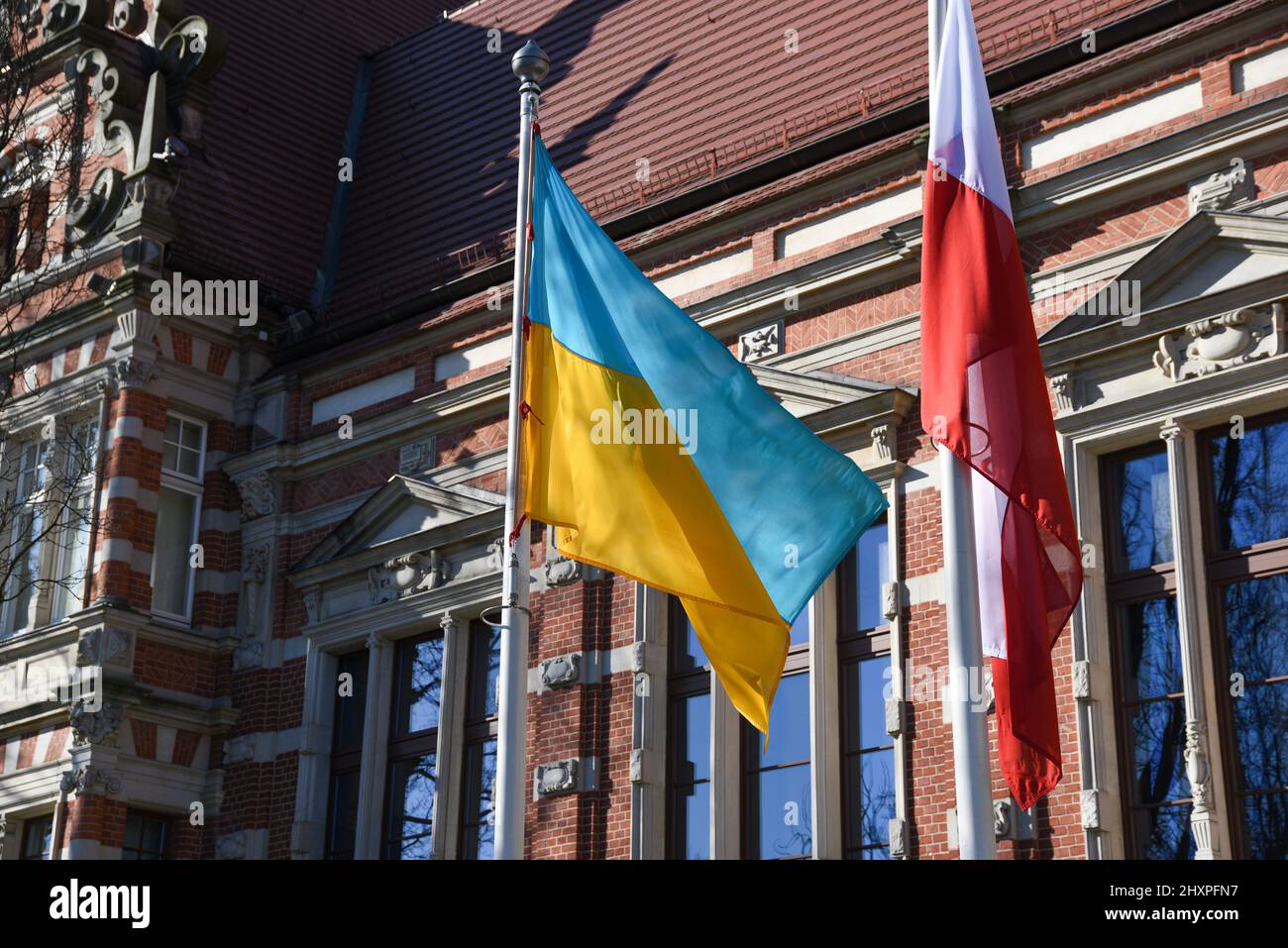 Bandiera polacca e Ucraina. Aiutare i rifugiati insieme contro la Russia nella guerra. Foto Stock