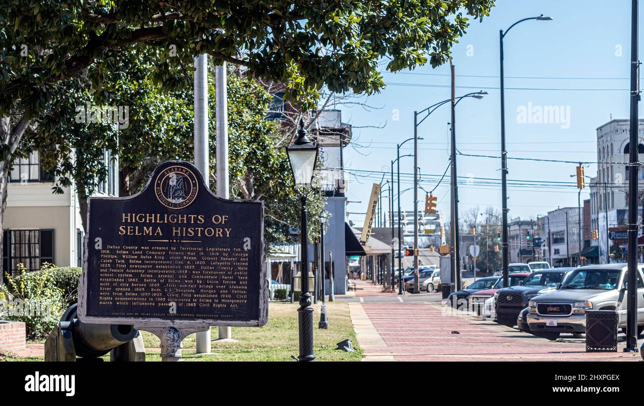 Selma, Alabama, USA-1 marzo 2022: Marcatore storico vicino al municipio che dà una breve panoramica della storia di Selma. Il ponte Edmund Pettus è visibile Foto Stock