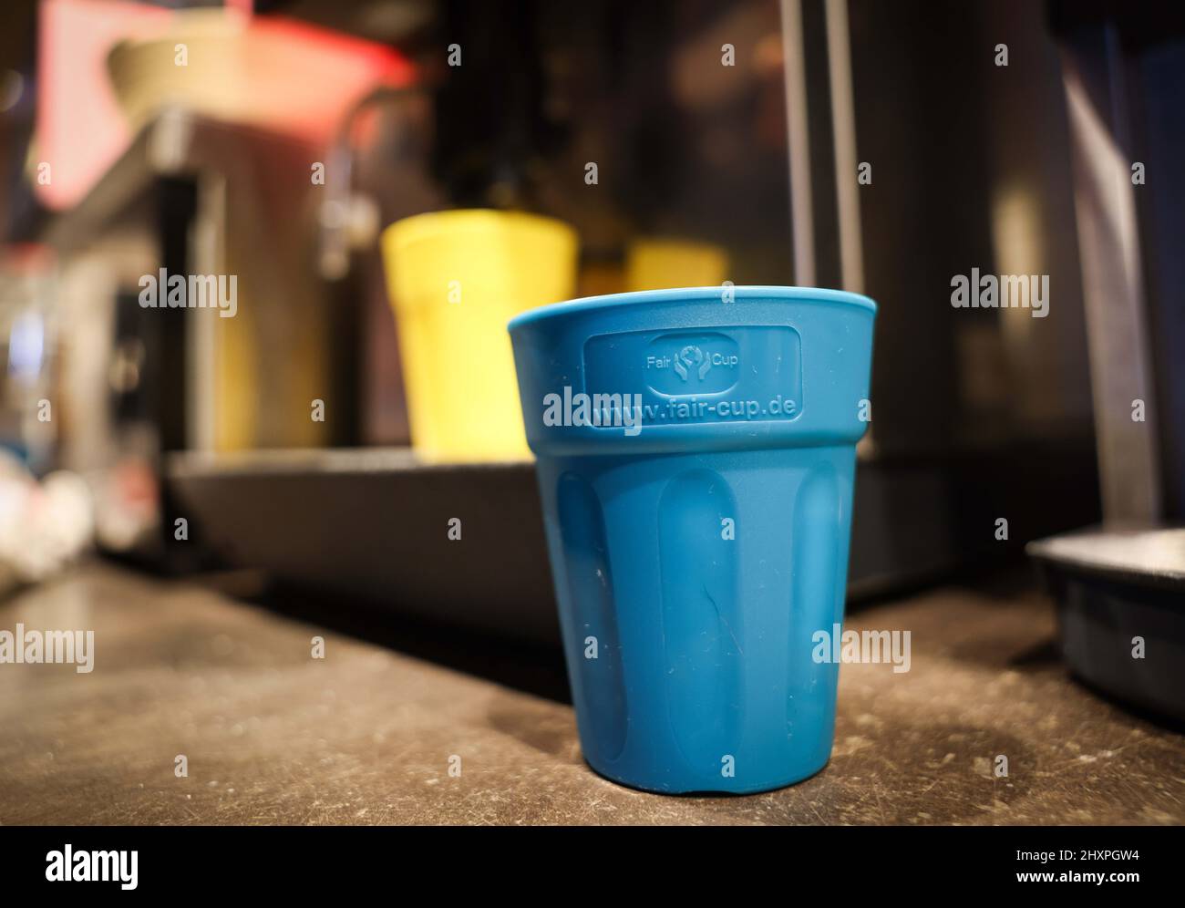 Wyk, Germania. 03rd Mar 2022. Le tazze riutilizzabili del fornitore FairCup sono viste in una panetteria con caffè a Wyk sull'isola del Mare del Nord di Föhr. Credit: Christian Charisius/dpa/Alamy Live News Foto Stock