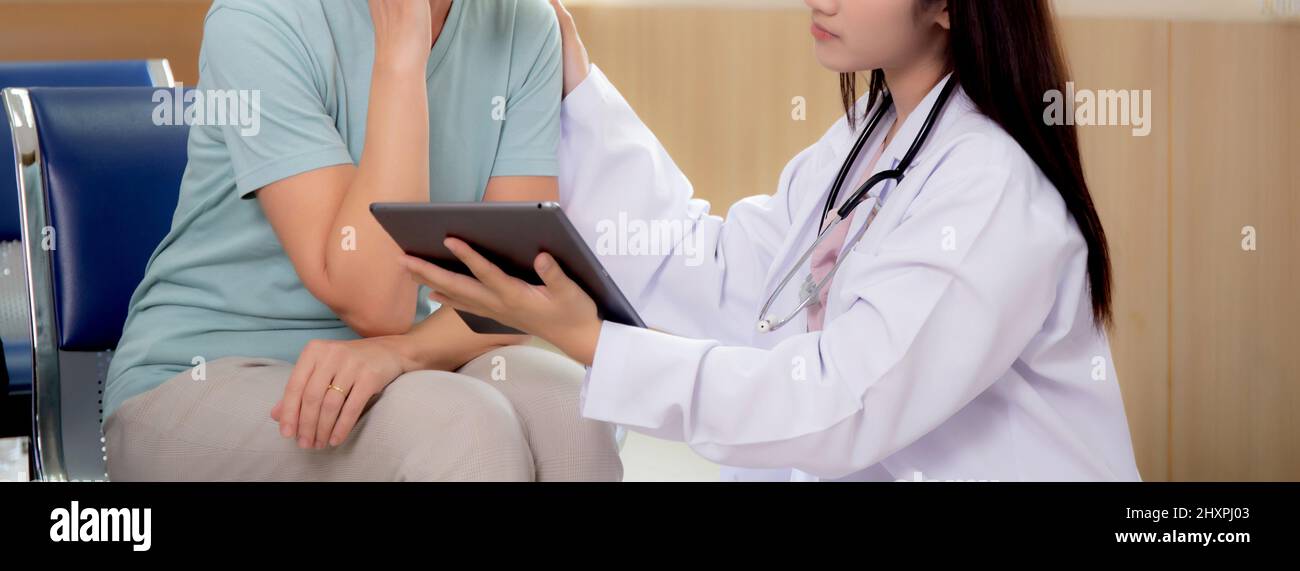 Medico donna e paziente anziano spiegare e guardare sul computer tablet per la diagnostica e l'esame della malattia in ospedale, mentre la preoccupazione e lo stress, di Foto Stock