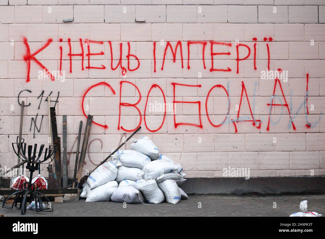 Kiev, Ucraina - la fine dell'impero, la libertà di scrivere sul muro vicino Maidan. Guerra Ucraina con la Russia. Foto di alta qualità Foto Stock