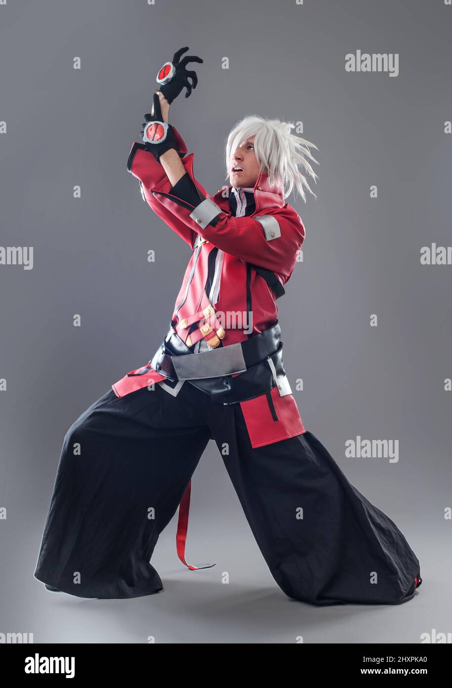 Manga eroe con spada. Giovane uomo vestito in stile fumetto supereroe Foto  stock - Alamy