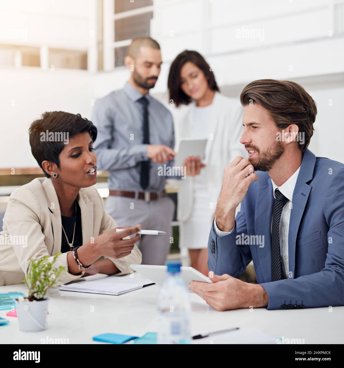 Brainstorming alcune idee brillanti. Shot di uomini d'affari che utilizzano tablet digitali in una riunione d'ufficio. Foto Stock