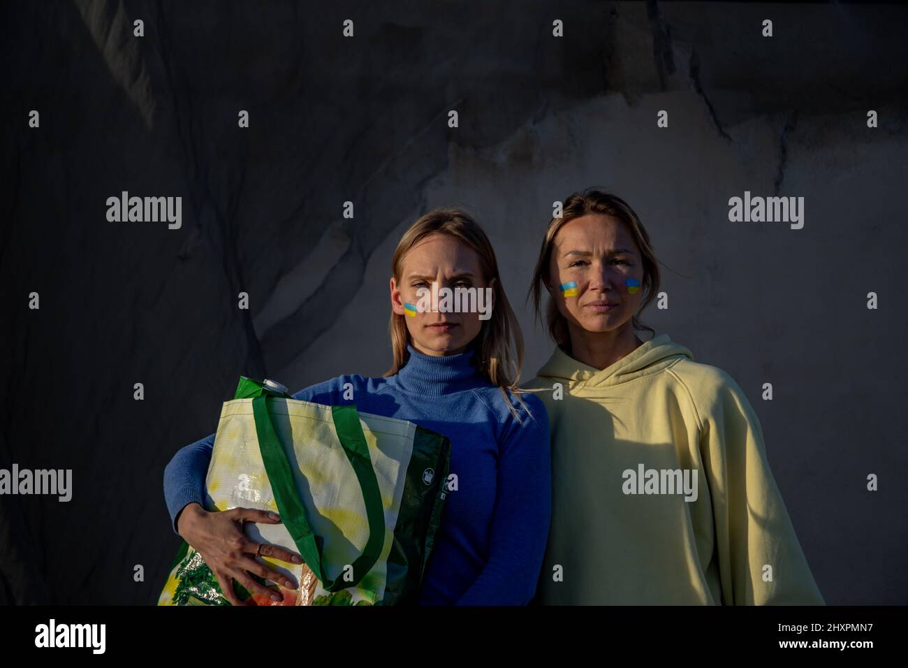 Donne ucraine che stimolano il sacco di generi alimentari uno ad un altro Foto Stock