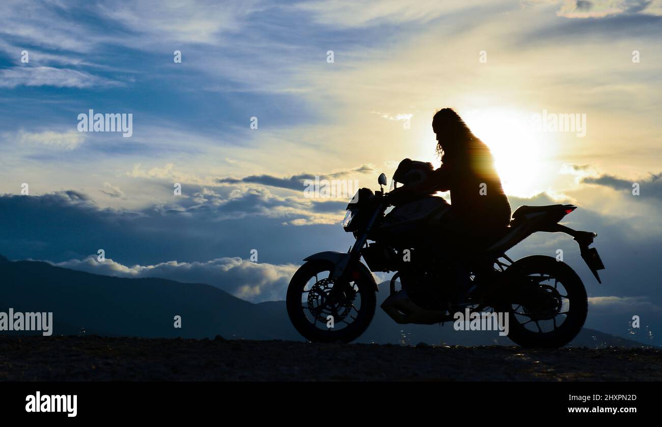 tecniche avanzate di guida motociclistica Foto Stock