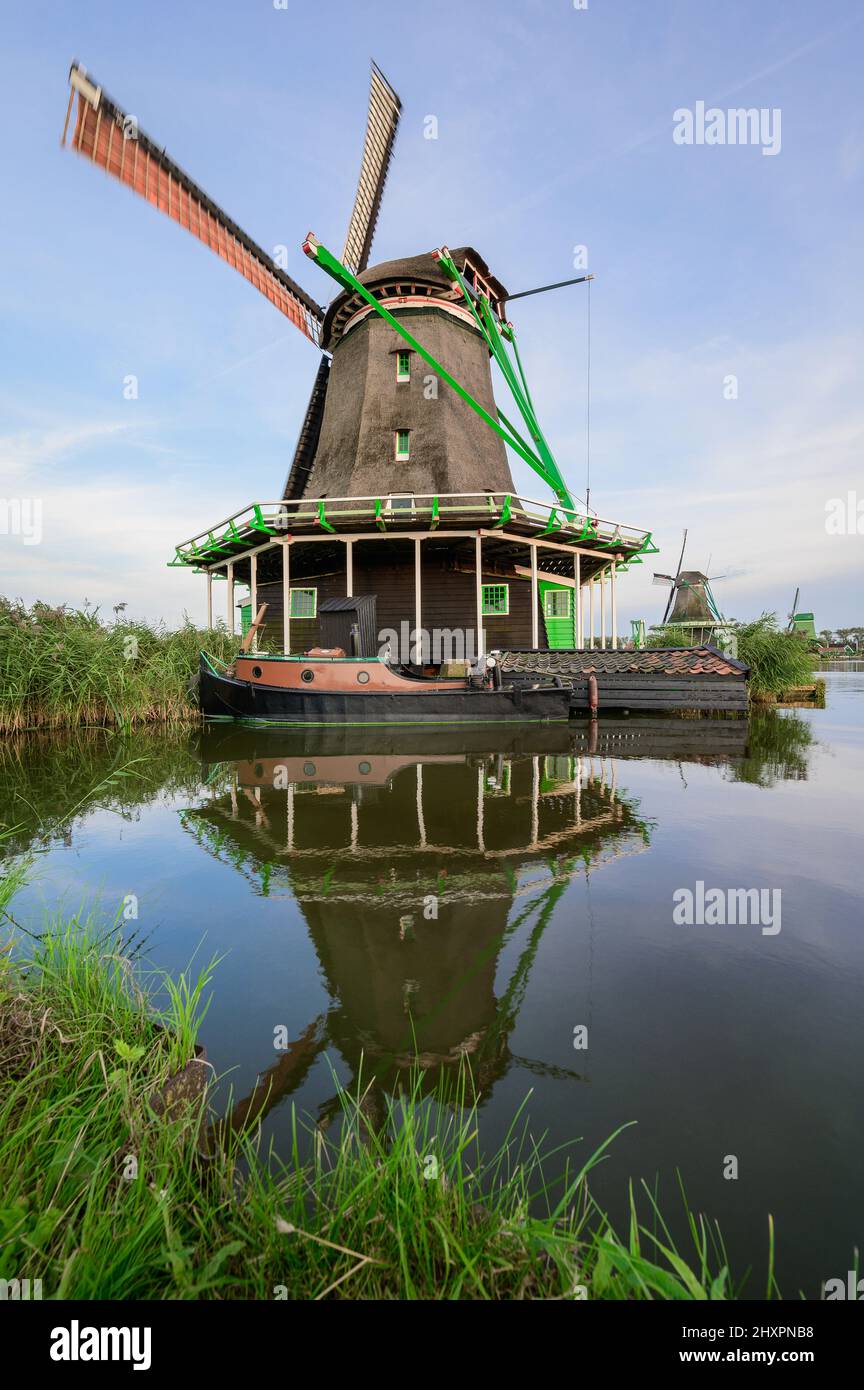 Un antico mulino a vento olandese nel villaggio di Zaanse Schaans Foto Stock