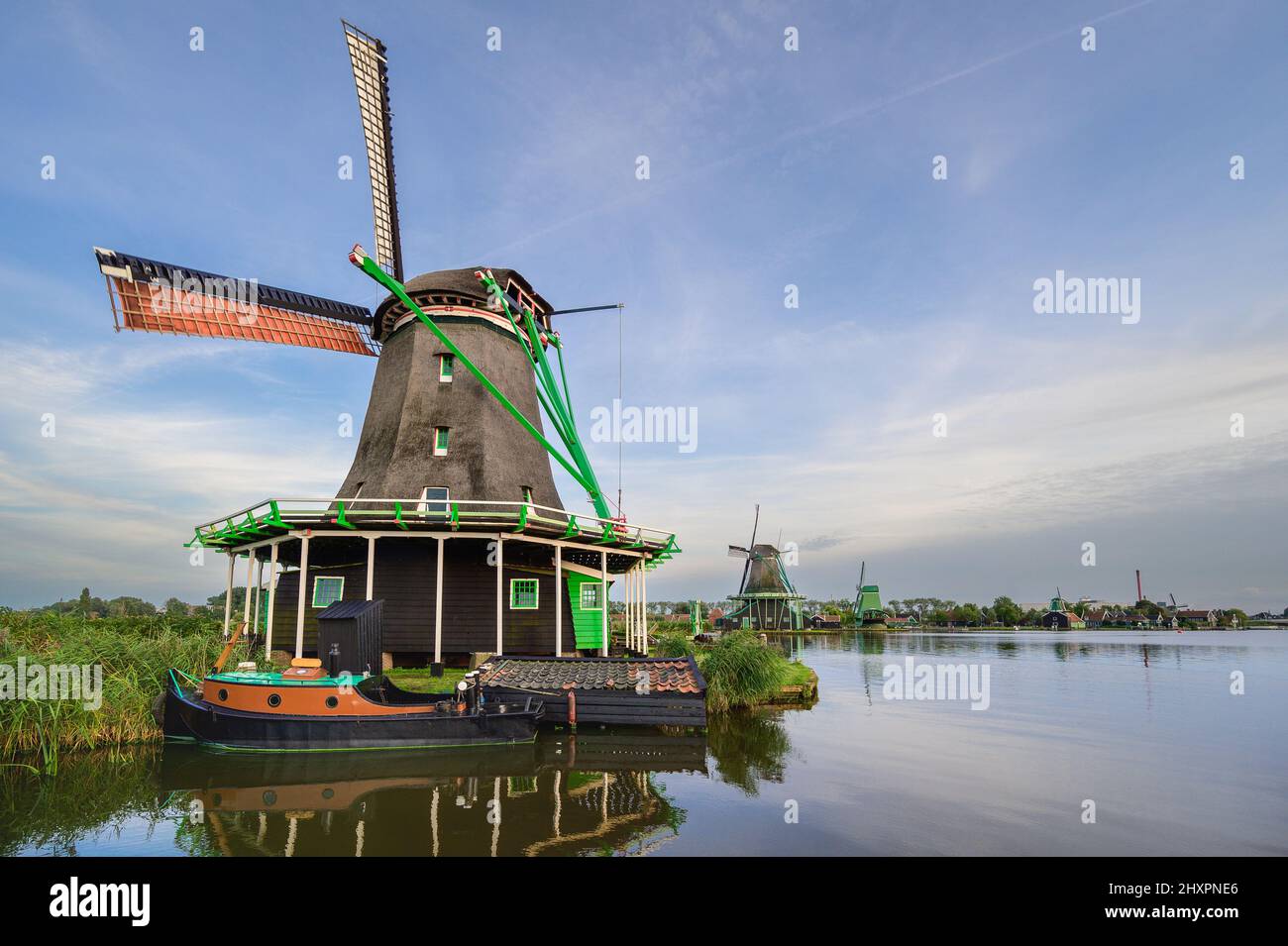 Un antico mulino a vento olandese nel villaggio di Zaanse Schaans Foto Stock
