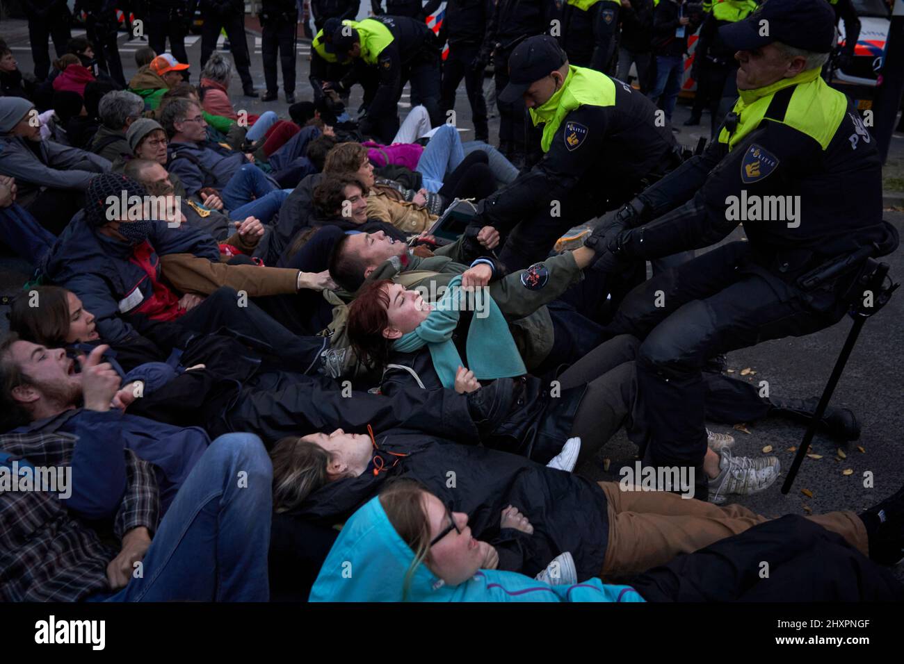 Un gruppo di poliziotti lotta per rimuovere i manifestanti. Foto Stock