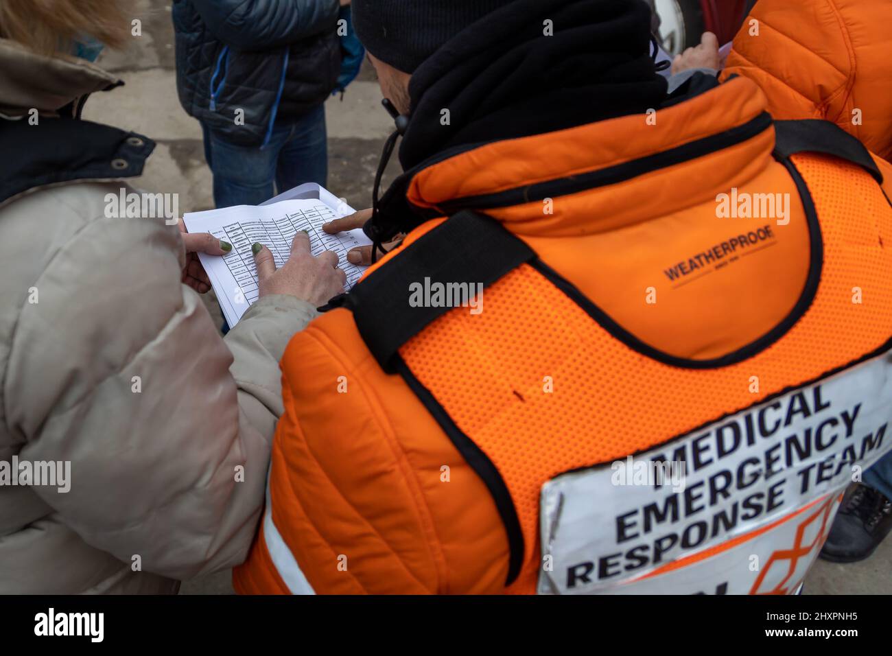 Chisinau, Moldavia. 13th Mar 2022. Il gruppo umanitario israeliano ha Unito Hatzalah, ha eseguito l'operazione Orange Wings da una sinagoga di Chisinau ed ha estratto centinaia di rifugiati ucraini per la sicurezza, il 13 marzo 2022 a Chisinau, Moldavia. Più di due milioni e mezzo di persone sono fuggiti dall'Ucraina nei paesi vicini da quando la Russia ha lanciato un'invasione su larga scala del paese il 24 febbraio. (Foto di Michael Nigro/Pacific Press) Credit: Pacific Press Media Production Corp./Alamy Live News Foto Stock