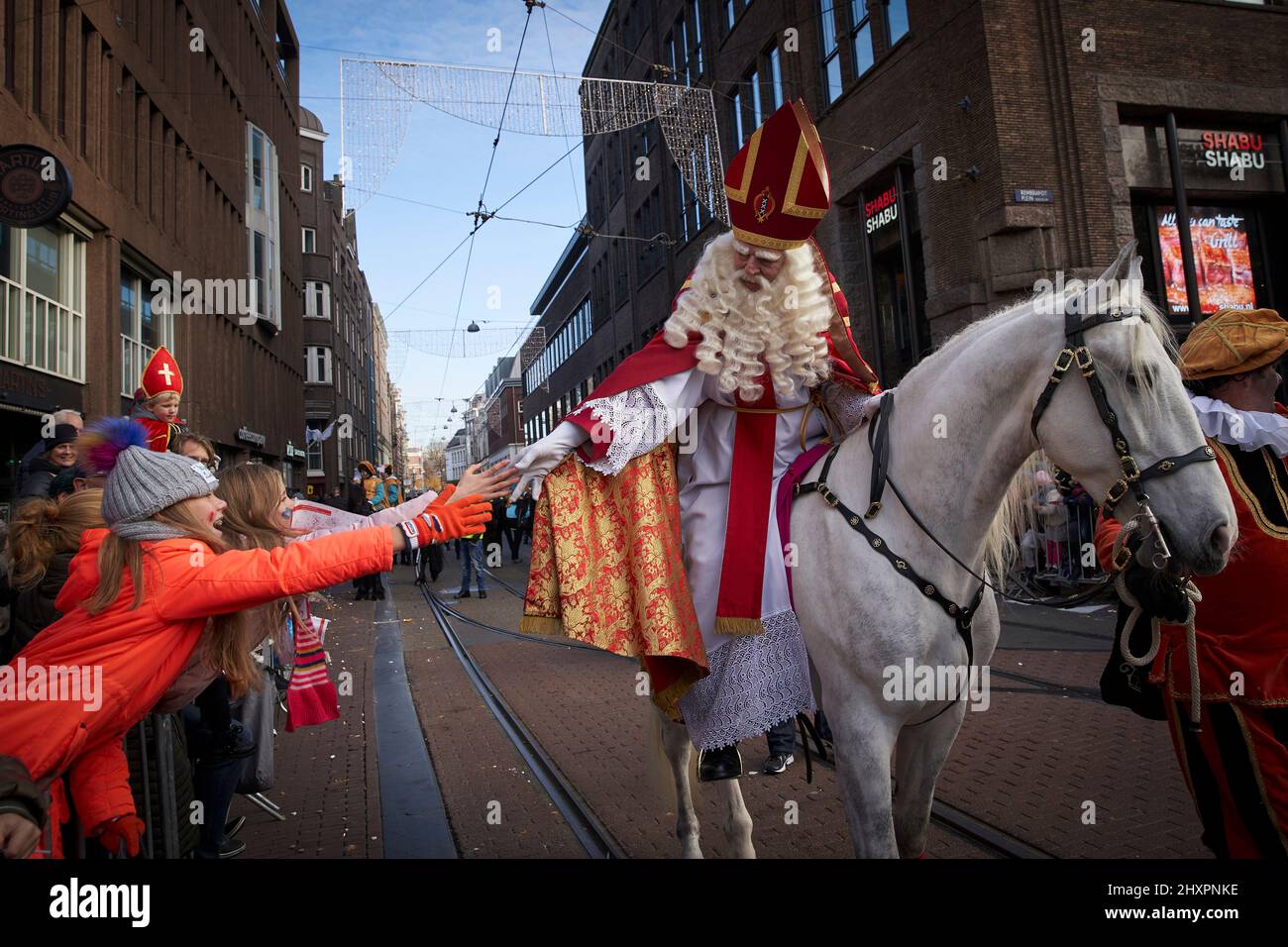 San Nicola, cavalcando il suo cavallo Amerigo, vagare per le strade di Amsterdam saluto tutti i partecipanti all'evento Foto Stock