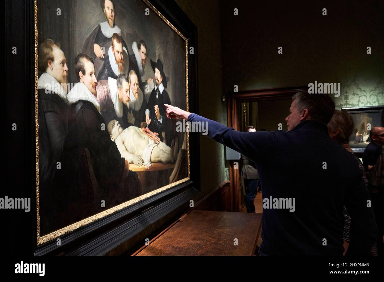 I visitatori del Museo Mauritshuis guardano al dipinto di Rembrandt 'lezione di Anatomia'. Foto Stock