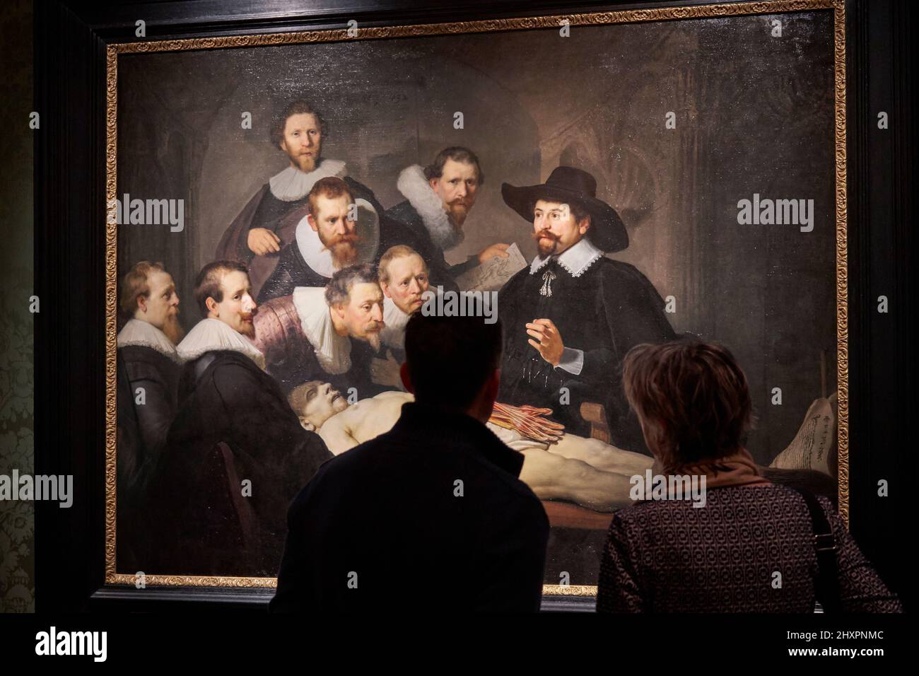 I visitatori del Museo Mauritshuis guardano al dipinto di Rembrandt 'lezione di Anatomia'. Foto Stock