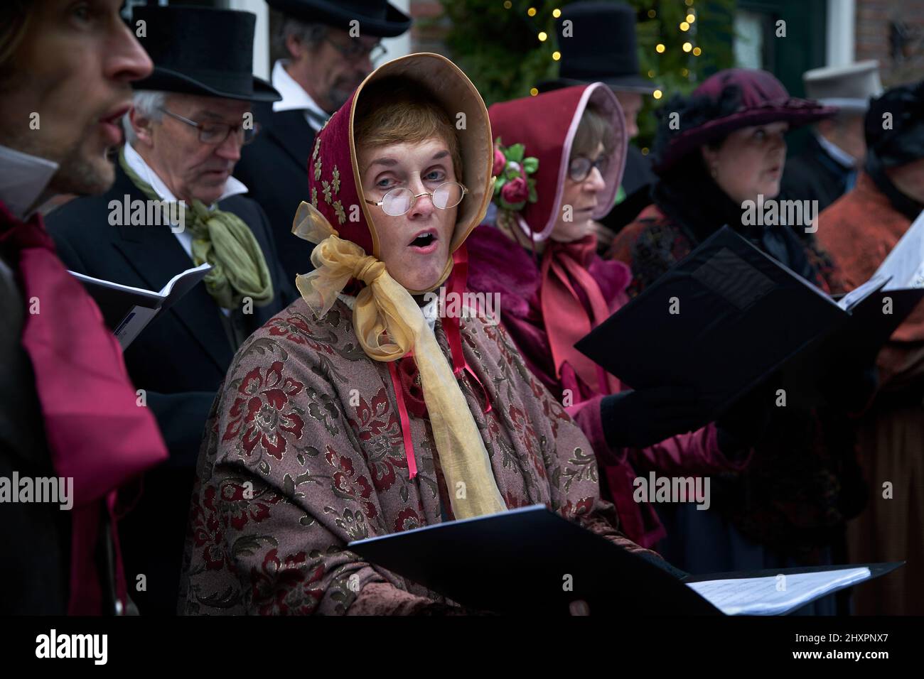 Un coro canta canzoni di Natale davanti al pubblico Foto Stock