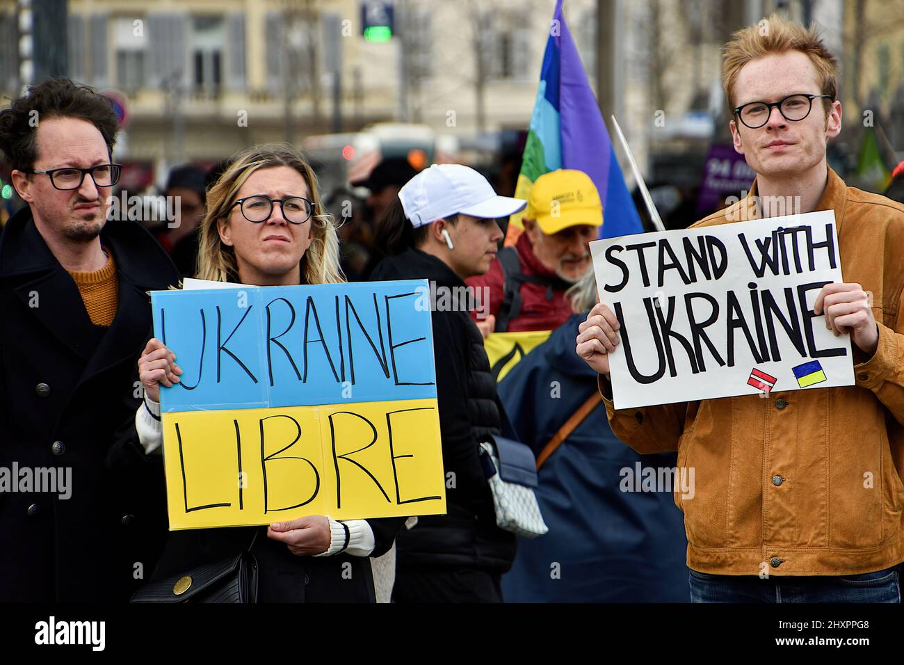 Marsiglia, Francia. 12th Mar 2022. I manifestanti tengono dei cartelli che esprimono le loro opinioni durante la dimostrazione. Ucraini dalla Francia e i loro sostenitori hanno dimostrato nelle strade di Marsiglia contro l'invasione russa dell'Ucraina. Credit: SOPA Images Limited/Alamy Live News Foto Stock