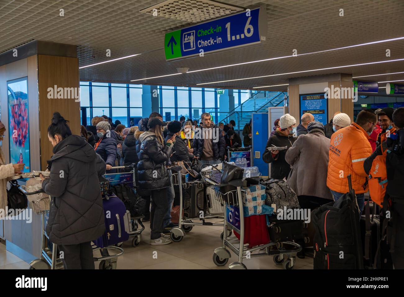 Chisinau, Moldavia. 13th Mar 2022. Oltre 100 rifugiati ucraini attendono un jet privato per farli volare in Israele. Il gruppo umanitario israeliano ha Unito Hatzalah, ha eseguito l'operazione Orange Wings da una sinagoga di Chisinau ed ha estratto centinaia di rifugiati ucraini per la sicurezza, il 13 marzo 2022 a Chisinau, Moldavia. Più di due milioni e mezzo di persone sono fuggiti dall'Ucraina nei paesi vicini da quando la Russia ha lanciato un'invasione su larga scala del paese il 24 febbraio. (Credit Image: © Michaal Nigro/Pacific Press via ZUMA Press Wire) Foto Stock