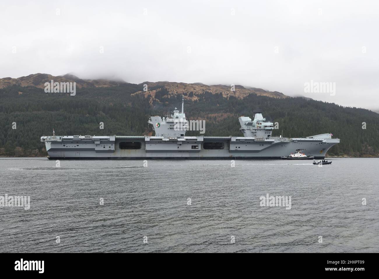 14th marzo 2022. Glenmallan, Scozia, Regno Unito. HMS Queen Elizabeth visita Glenmallan a Loch Long per una visita logistica e per continuare la formazione. Il funzionamento del GPS e le limitazioni dello spazio aereo sono in atto a causa dell'elevato livello di allerta della nave. Credito. Douglas Carr/Alamy Live News Foto Stock