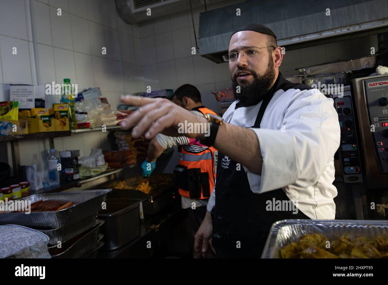 Chisinau, Moldavia. 11th Mar 2022. Il gruppo umanitario israeliano ha Unito Hatzalah, ha eseguito l'operazione Orange Wings da una sinagoga di Chisinau ed ha estratto centinaia di rifugiati ucraini per la sicurezza, il 13 marzo 2022 a Chisinau, Moldavia. Più di due milioni e mezzo di persone sono fuggiti dall'Ucraina nei paesi vicini da quando la Russia ha lanciato un'invasione su larga scala del paese il 24 febbraio. (Foto di Michael Nigro/Pacific Press/Sipa USA) Credit: Sipa USA/Alamy Live News Foto Stock